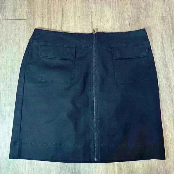 Ann Taylor short navy skirt, size 10          - Picture 1 of 5
